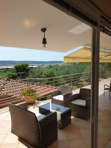 波尔托罗Rooms & Apartments Giulia的享有美景的庭院配有桌椅。