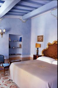 彼得拉桑塔彼得拉桑特斯住宿加早餐旅馆的蓝色卧室,配有床和椅子