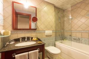 伊斯坦布尔西鲁克兹酒店的浴室配有盥洗盆、卫生间和浴缸。