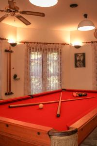 查龙Coconut Wells Phuket的客厅里的一张台球桌,配有红色的台球桌