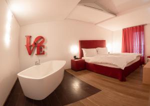 卢加诺加巴尼酒店的带浴缸、床和床的浴室