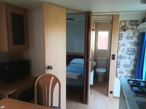 切尔托萨迪帕维亚帕维亚阿格里村庄酒店的一间小房间,设有一间卧室和一间浴室