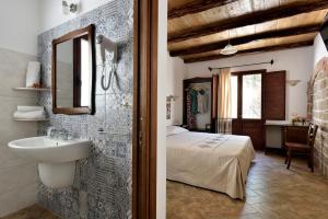 包内伊Hotel Goloritzé的客房内的浴室设有床和水槽