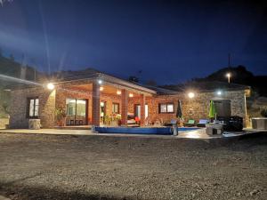 KalokhorioKalamospito Holiday House的夜间用沥青砌砖屋