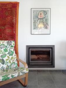 卡拉帕泰拉Casa Luminosa的客厅设有壁炉和椅子
