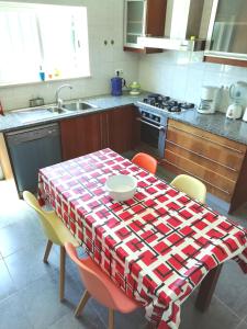 卡拉帕泰拉Casa Luminosa的厨房配有餐桌和辅助桌布