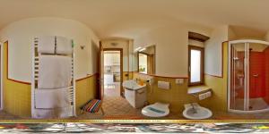 卡尼洛瑞维拉CasAle Fe-Wo - Appartamenti con vista Lago的带淋浴、卫生间和盥洗盆的浴室