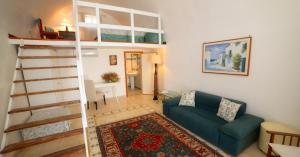 奥斯图尼玛色里阿图托萨酒店的带沙发和螺旋楼梯的客厅