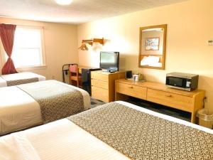 桑达斯基Sandusky Inn的酒店客房设有两张床和电视。