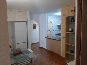 塔科龙特Paraiso的厨房配有白色冰箱和桌子