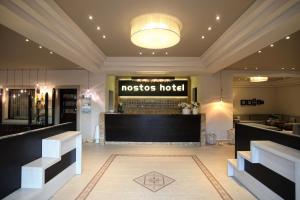 阿菲托斯诺斯托酒店的一个设有酒吧的Nostos酒店的大堂