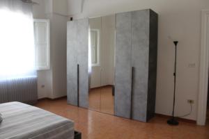 韦列Appartamento Galileo的卧室中间设有大镜子