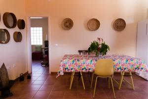 圣地亚哥海滩Los Olivos的一间带桌椅的用餐室