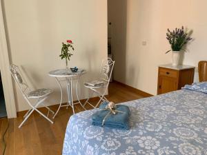 VillalfonsinaLa stanza di Caterina的卧室配有一张床和一张桌子及椅子