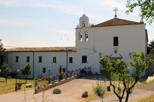 BiccariBubble room sul tetto della Puglia的教堂,有白色的建筑,有陡峭的