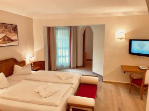 拉德施塔特罗马少年酒店的酒店客房设有两张床和电视。