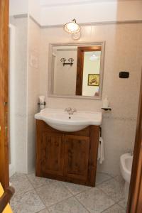Prignano CilentoCasa Vacanze - B&B Il Tempone的一间带水槽、镜子和卫生间的浴室