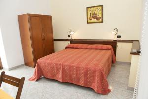 Prignano CilentoCasa Vacanze - B&B Il Tempone的一间卧室配有一张床、一个橱柜和两盏灯。