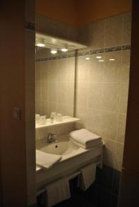 Sagelat纳尔泽阿伯格酒店的一间带水槽和镜子的浴室