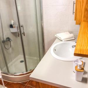 马达莱纳eSense - Formosinha的带淋浴和盥洗盆的浴室