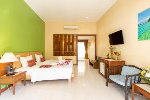 奥南海滩拗喃木屋酒店的酒店客房配有床、沙发和桌子。