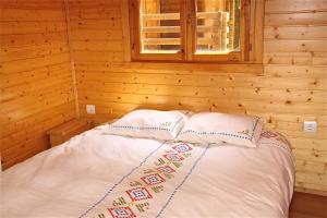 圣胡安-德拉斯阿巴德萨斯野营阿巴德斯酒店的小木屋内的一张床位,配有两个枕头