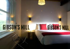 霍巴特苏丽婉克芙公寓式酒店的一间卧室配有一张带红色枕头的床和一扇窗户