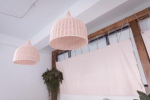绿岛岛川文旅的两个吊灯挂在天花板上