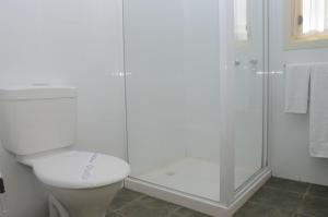 Barooga运动家汽车旅馆的白色的浴室设有卫生间和淋浴。