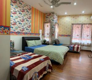 乔治市NEW RETRO@GEORGETOWN #WIFI/Spacious/Comfort/Clean.的一间卧室配有两张床和彩色壁纸