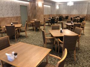 神户神户三宫酒店的用餐室配有木桌和椅子