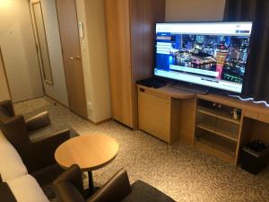 神户神户三宫酒店的一间客厅,在酒店的房间里配有大电视