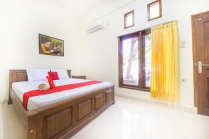 古邦RedDoorz near Nusa Cendana University的一间卧室设有一张大床和窗户