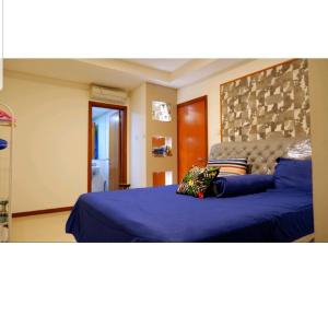 雅加达2 Bed Room Amazing Sea View Condo 80sqm Fast Internet的一间卧室配有两张蓝色床单