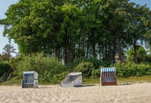 希尔克道夫Schlafstrandkorb Nr.2的沙滩上三把椅子