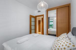 DIZENGOFF SQUARE superb 1 bedroom with balcony客房内的一张或多张床位