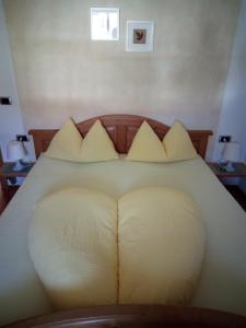 多比亚科Trogerhof的一张床上有一堆枕头