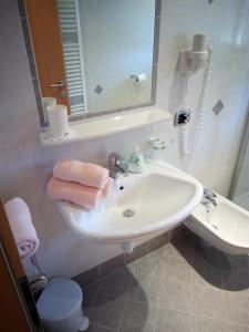 多比亚科Trogerhof的一间带水槽和镜子的浴室