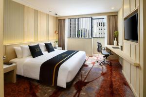 曼谷曼谷素坤逸路11号十一酒店的酒店客房设有一张大床和一台电视。