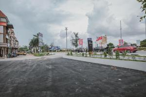 巴淡岛中心RedDoorz Plus near Ferry Terminal Batam Center的镇上一个空的停车场,有车