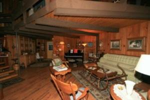 Algonquin Highlands斯托夫米尔民宿的带沙发和钢琴的客厅