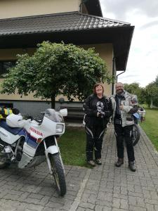 RumšiškėsJole的站在摩托车旁的男人和女人
