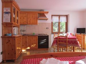 格雷索圣尚戴拉皮勒公寓式酒店的厨房配有桌子和炉灶。 顶部烤箱