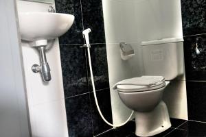 日惹纳尔姆曼特里加温酒店的一间带卫生间和水槽的浴室