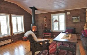 斯朱森3 Bedroom Cozy Home In Sjusjen的客厅设有壁炉和桌子