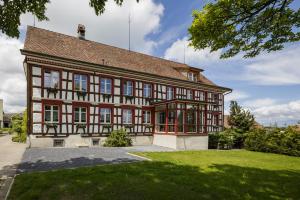戈汀根Historische Residenz Lindeneck的一间红色和白色的大房子