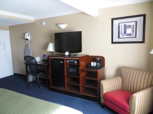 圣马特奥市Inn at Bayshore的酒店的客房配有电视、书桌和椅子。