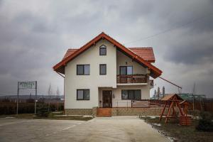 BălţaţiPensiunea Lucian的一座大型白色房屋,设有红色屋顶