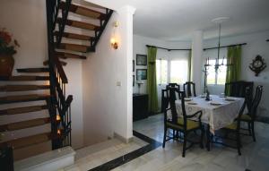 卡拉德米哈斯Cozy Apartment In Calahonda With Wifi的一间带桌子和楼梯的用餐室