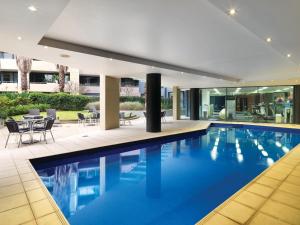 悉尼悉尼情人港阿迪娜公寓式酒店的一座室内蓝色海水游泳池